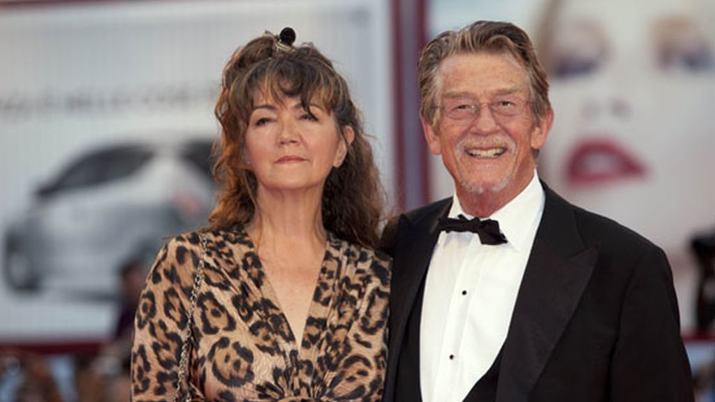 John Hurt con su mujer Anwen Rees Meyers