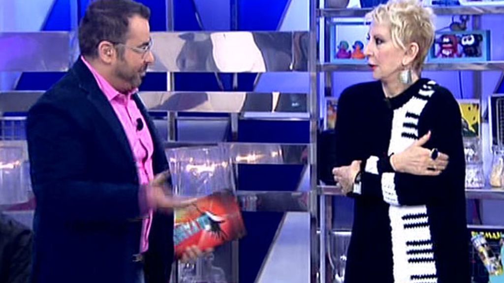 Pendientes y vestido con teclas