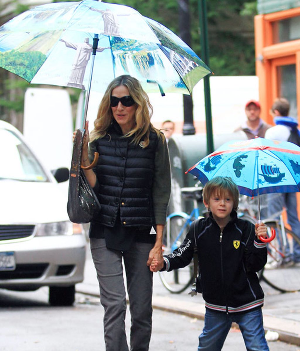 Las gotas hacen chip en sus paraguas chic