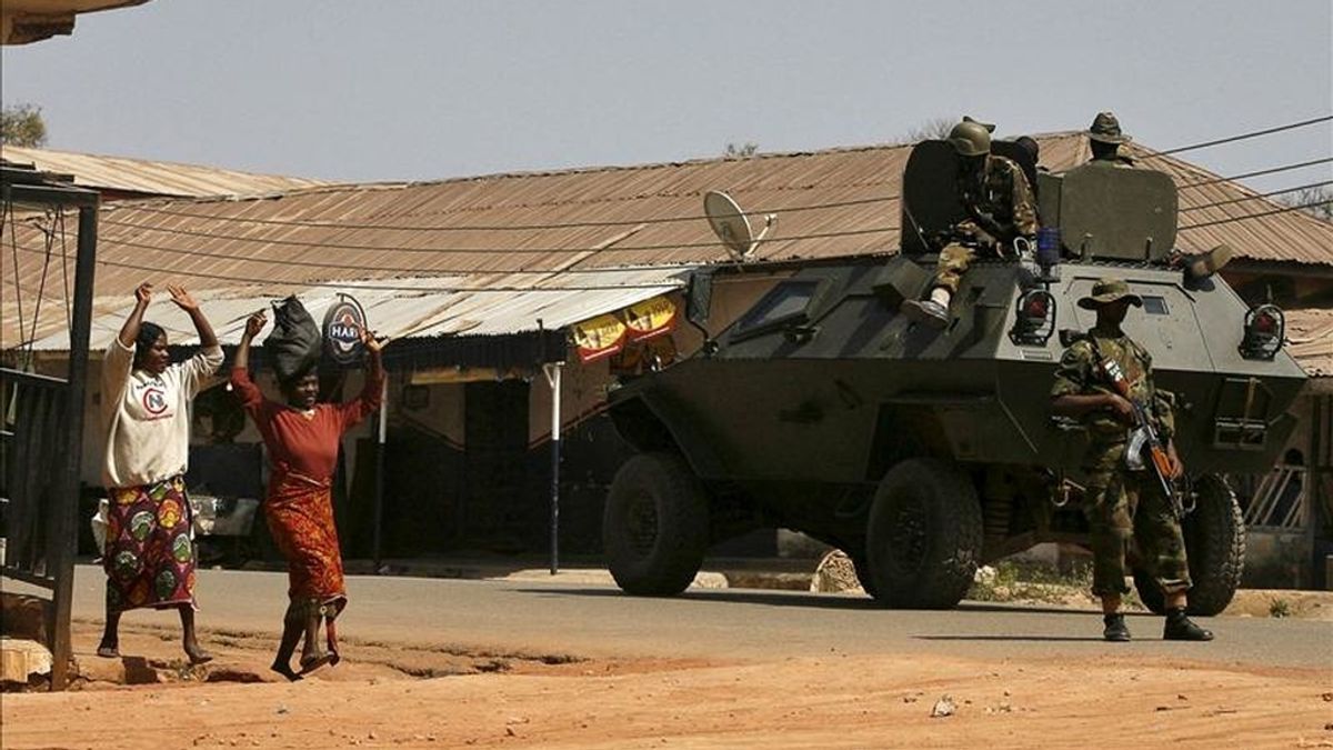 Mujeres nigerianas alzan los brazos al pasar junto un tanque con soldados, en la ciudad nigeriana de Jos, epicentro de enfrentamientos entre musulmanes y cristianos, en enero de 2010. EFE/Archivo Mujeres nigerianas alzan los brazos al pasar junto un tanque con soldados, en la ciudad nigeriana de Jos, epicentro de enfrentamientos entre musulmanes y cristianos, en enero de 2010. EFE/Archivo
