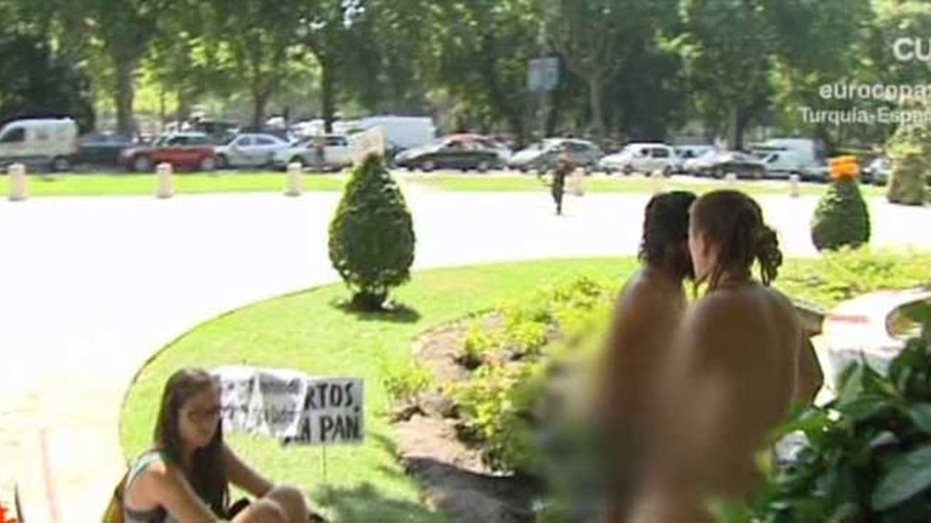 Los indignados se bañan desnudos en las fuentes de Madrid