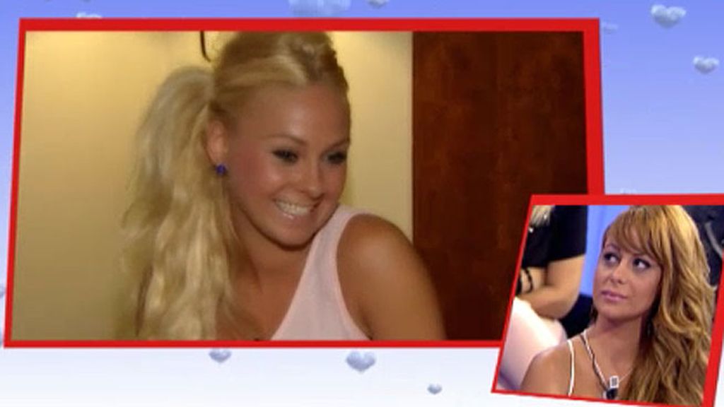 Un bonito baño con pétalos y espuma