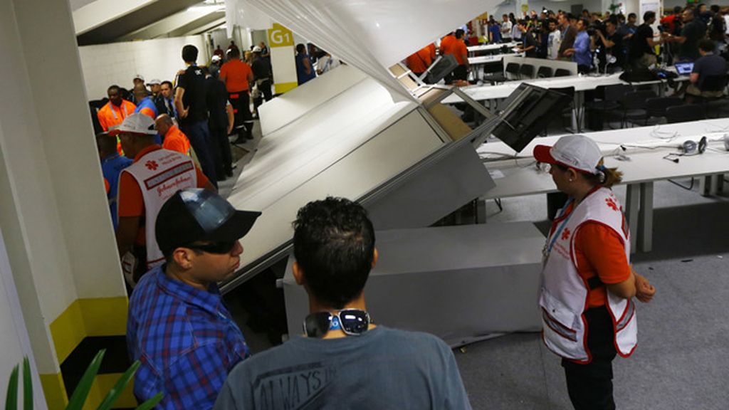 Los hinchas chilenos tiraron hasta paredes del Media Center
