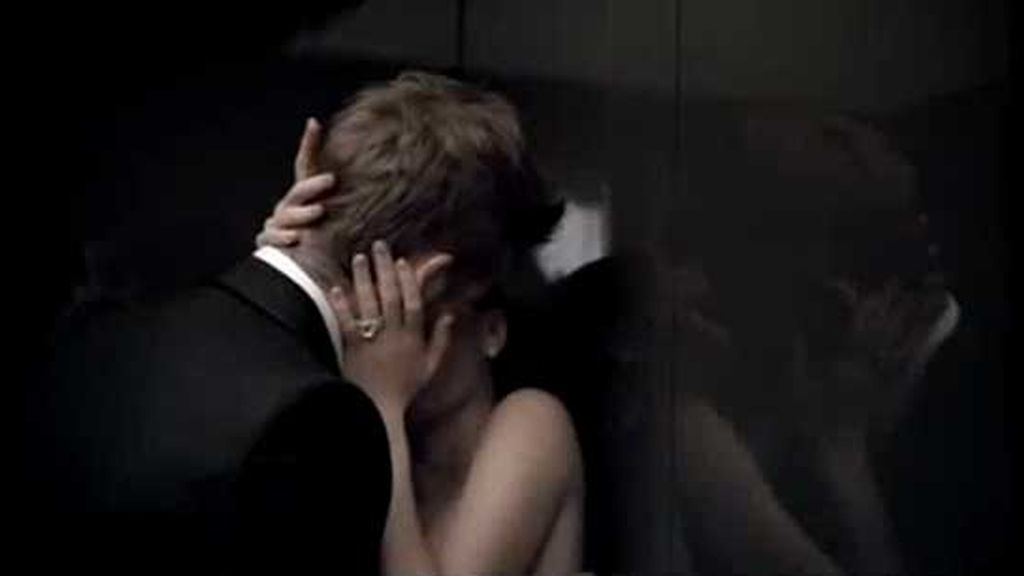 David y Victoria Beckham, beso apasionado en un ascensor