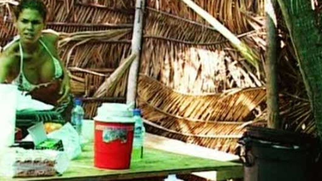 Ivonne roba comida en la garita de los cámaras