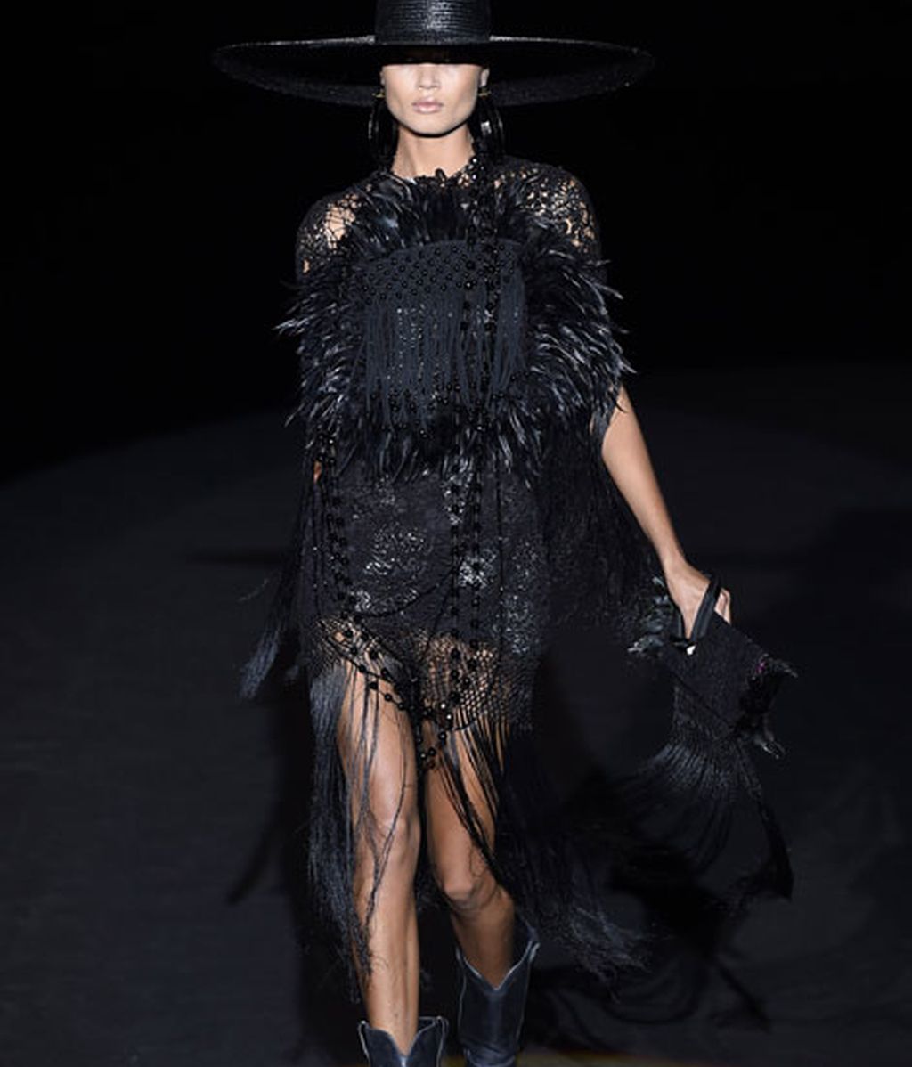 Flecos, plumas y cuero para la mujer más urbana