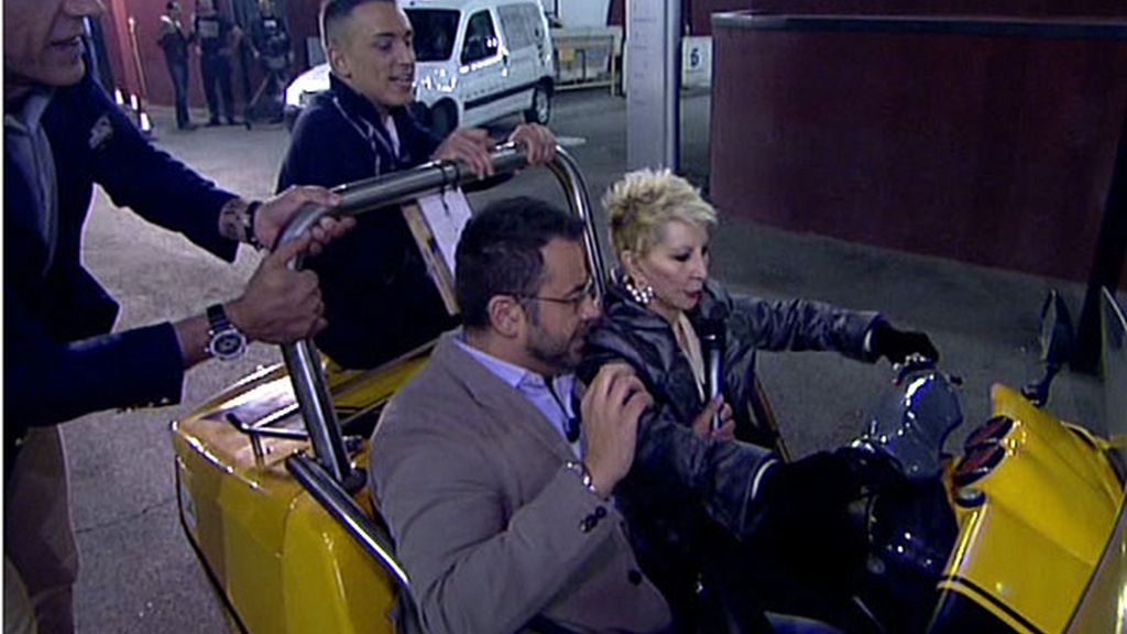 J.J. y los Kikos no tienen miedo y se montan en el mini-coche con la periodista