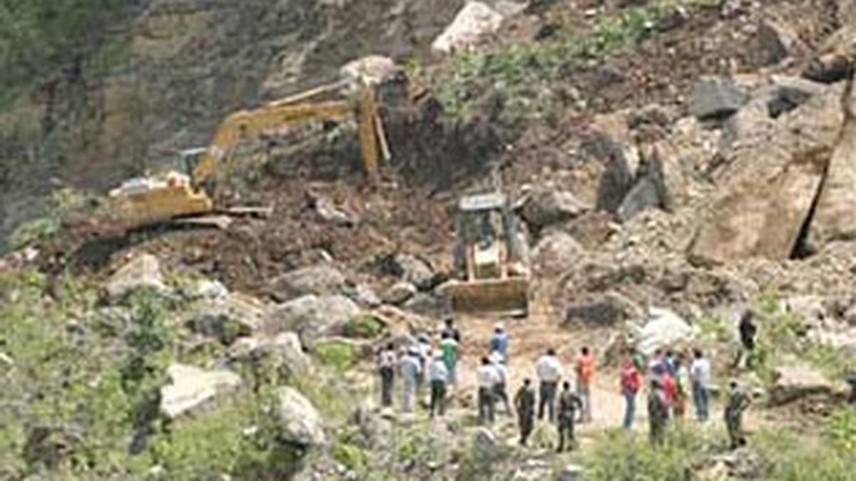 Los equipos de rescate tienen dificultades para llegar a la zona. Vídeo: Informativos Telecinco. Los equipos de rescate tienen dificultades para llegar a la zona. Vídeo: Informativos Telecinco.