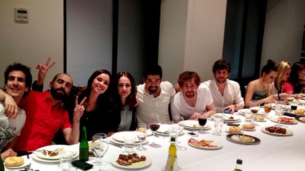 Todo el equipo de las pelis 'Viral' y 'Sólo para dos' celebrando el éxito