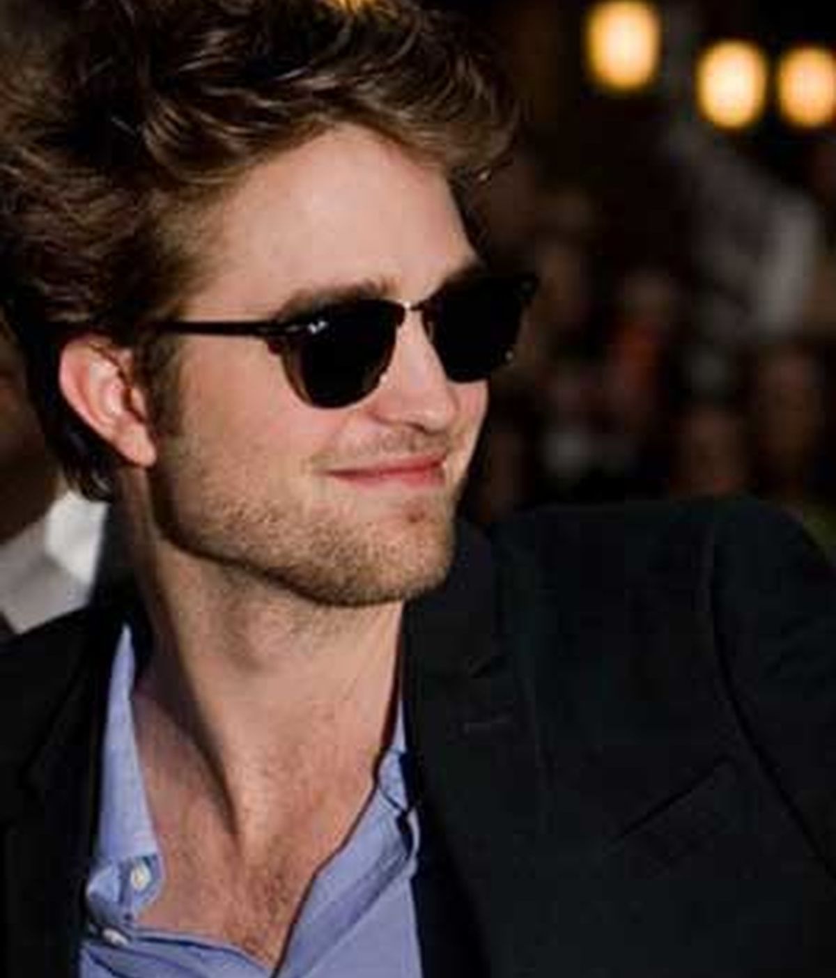 Robert Pattinson sale ileso del mordisco de un león. Foto archivo / AP