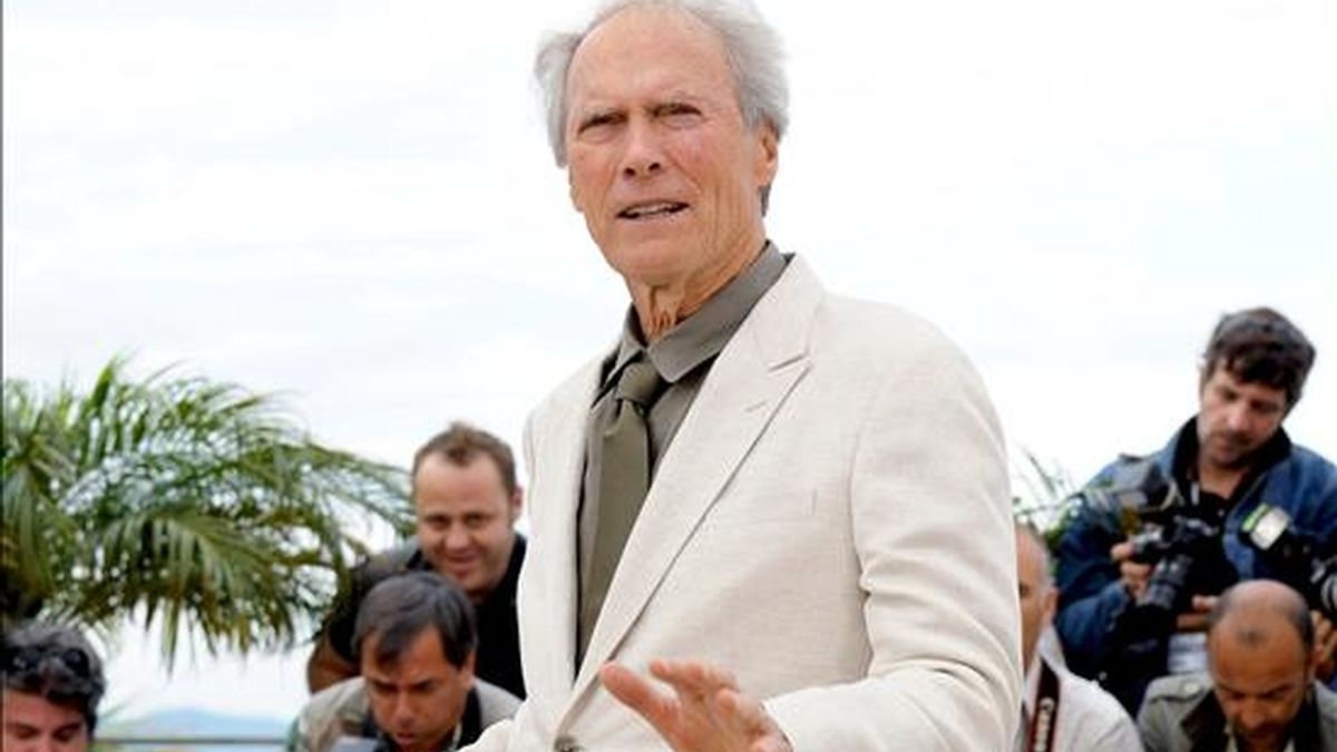 Eastwood, ganador de cuatro Óscar, recibió el homenaje el miércoles, durante la ceremonia de graduación de los estudiantes de la conocida escuela de cine en Los Ángeles. EFE/Archivo