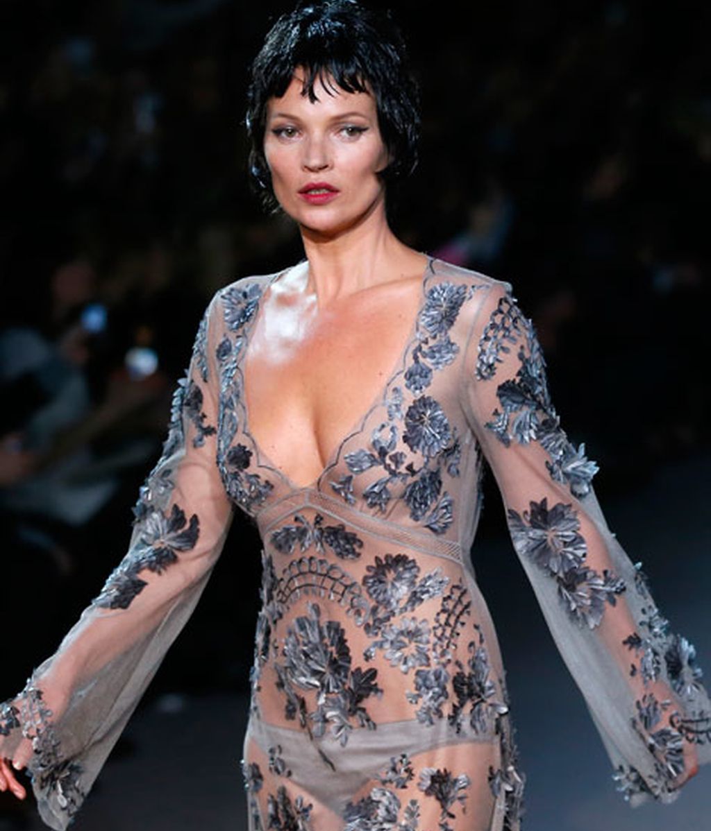 Desfila en la pasarela de París para el diseñador de Louis Vuitton