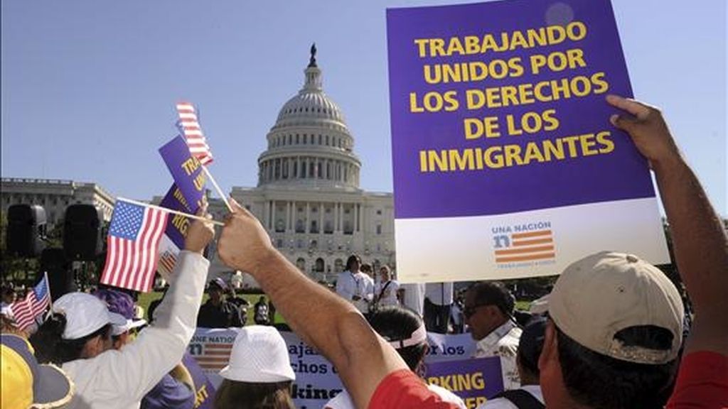 Miles de personas marcharon hoy por el centro de Washington y se concentraron frente al Monumento a Lincoln, en apoyo del Gobierno de Barack Obama y de sus propuestas para defender el empleo, la educación y la Justicia. EFE Miles de personas marcharon hoy por el centro de Washington y se concentraron frente al Monumento a Lincoln, en apoyo del Gobierno de Barack Obama y de sus propuestas para defender el empleo, la educación y la Justicia. EFE
