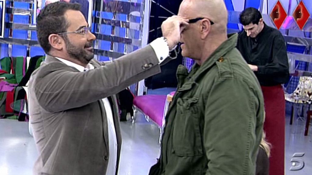 Jorge Javier Vázquez le quita las gafas de sol a Kiko Matamoros