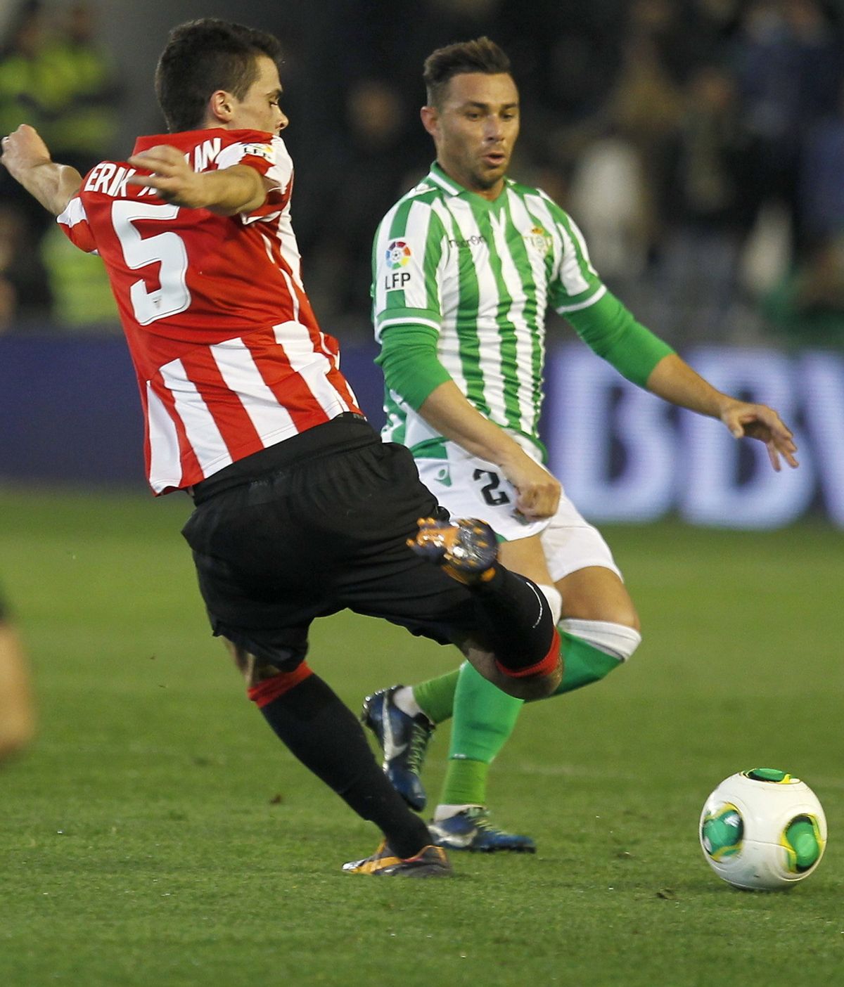 El delantero del Real Betis Rubén Castro (d) lucha un balón con el centrocampista del Athletic Club Erik Morán