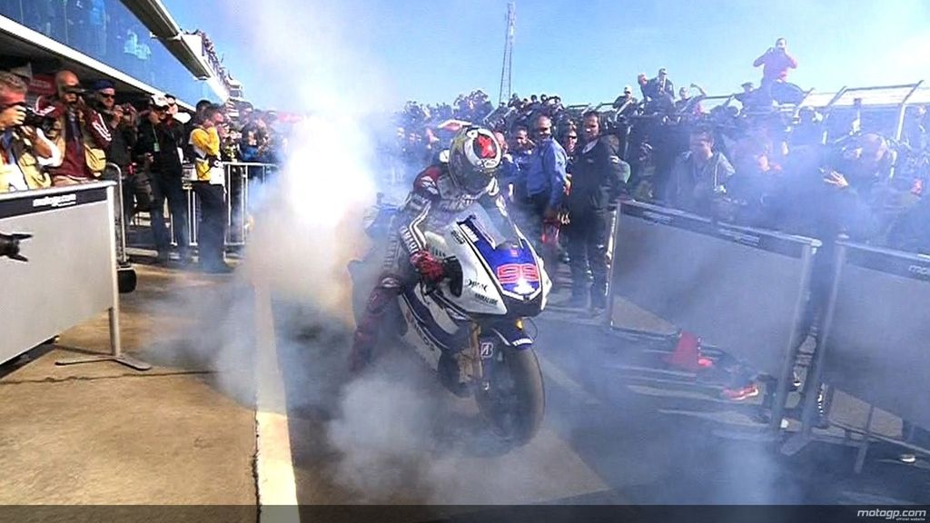 Jorge Lorenzo, quemando su rueda trasera