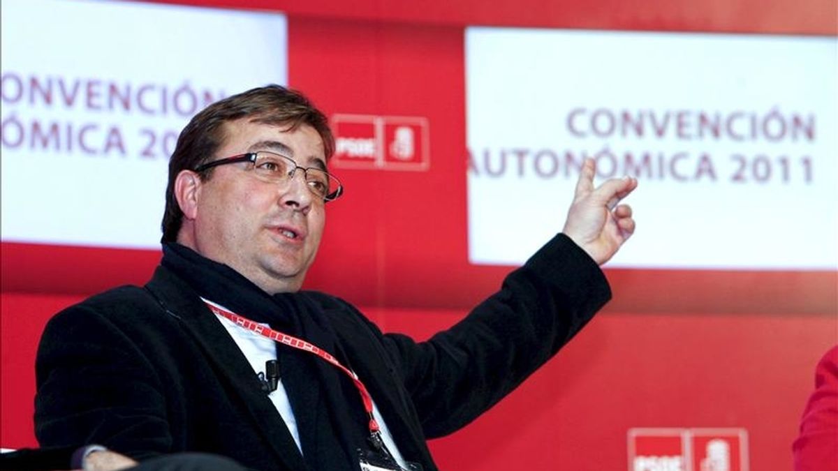 El presidente de la Junta de Extremadura, Guillermo Fernández Vara, durante su intervención en la mesa redonda sobre los servicios públicos autonómicos celebrada esta tarde durante la Convención Autonómica Socialista que ha comenzado hoy en la Sala Multiusos del Auditorio de Zaragoza. EFE