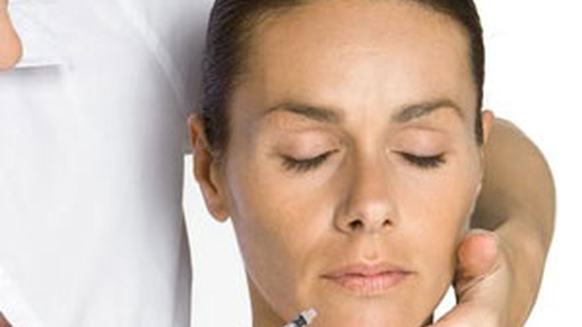 El botox ayuda a contrarrestar los espasmos musculares que la enfermedad provoca en la laringe. Foto: Gtres El botox ayuda a contrarrestar los espasmos musculares que la enfermedad provoca en la laringe. Foto: Gtres