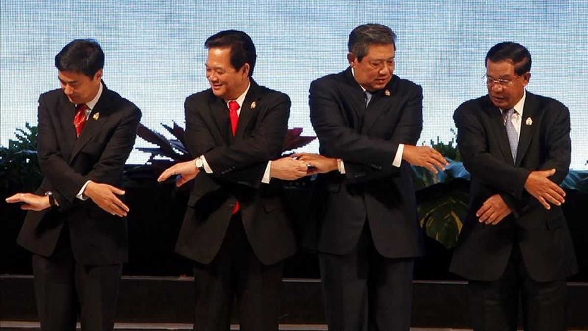 De izquierda a derecha, el primer ministro de Tailandia, Abhisit Vejajjiva; el primer ministro de Vietnam, Nguyen Tan Dung; el presidente de Indonesia, Susilo Bambang Yudhoyono; y el primer ministro de Camboya, Hun Sen, se preparan para la foto oficial. EFE