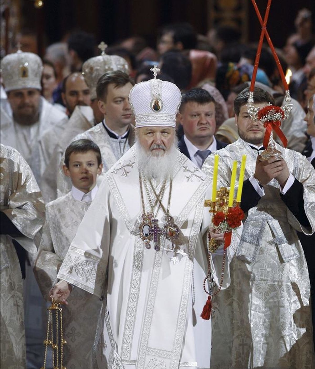 El patriarca de la Iglesia Ortodoxa Rusa (IOR), Kiril (c), oficia hoy una misa de Domingo de Resurrección en la catedral de Cristo el Salvador de Moscú (Rusia). EFE