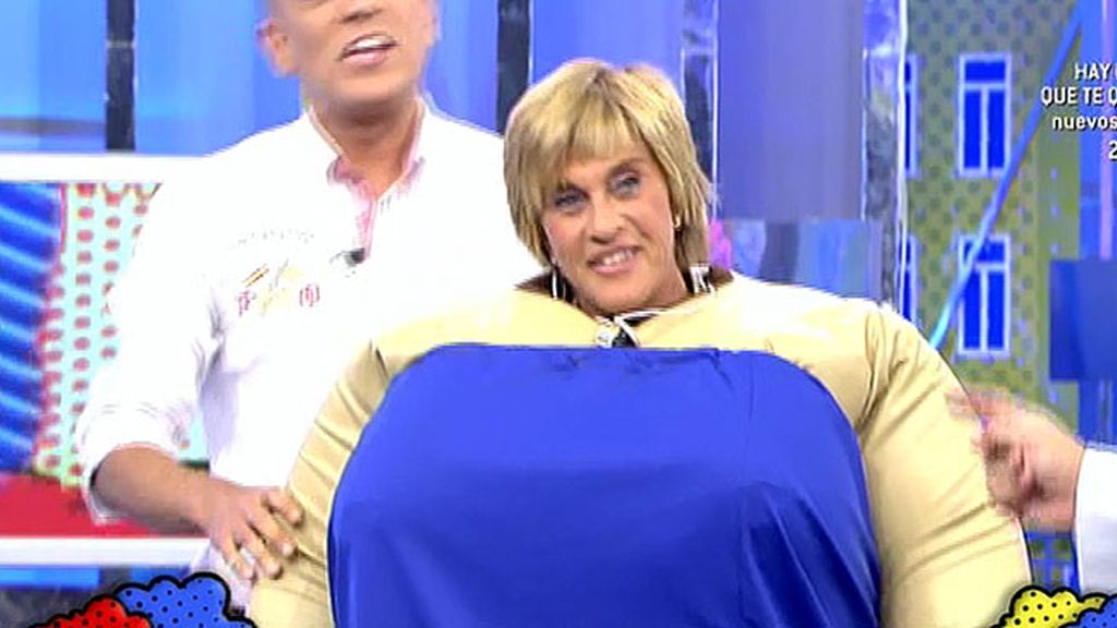 Vestida con un traje de sumo, Chelo acaba tumbada en el suelo