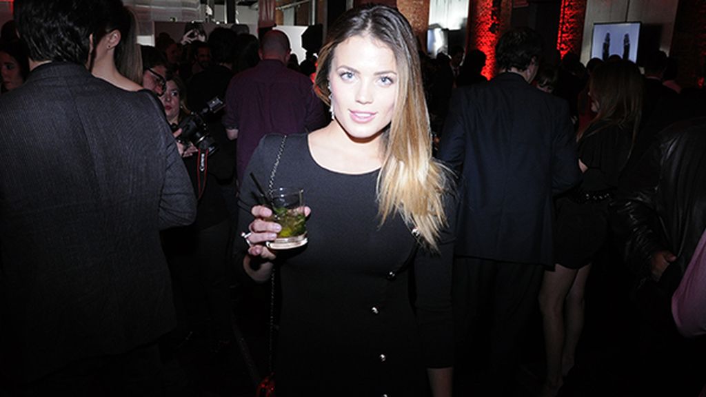 Alyson Eckmann disfrutando de la fiesta de Hugo Boss en el Matadero de Madrid