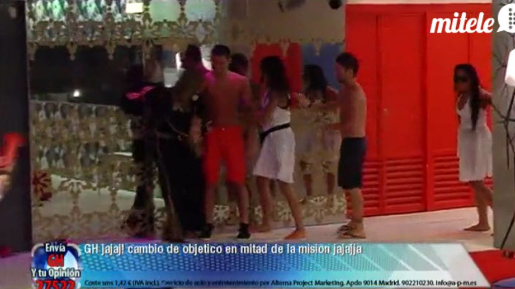 Cristian, de striptease, y las chicas, “al agua, pato”