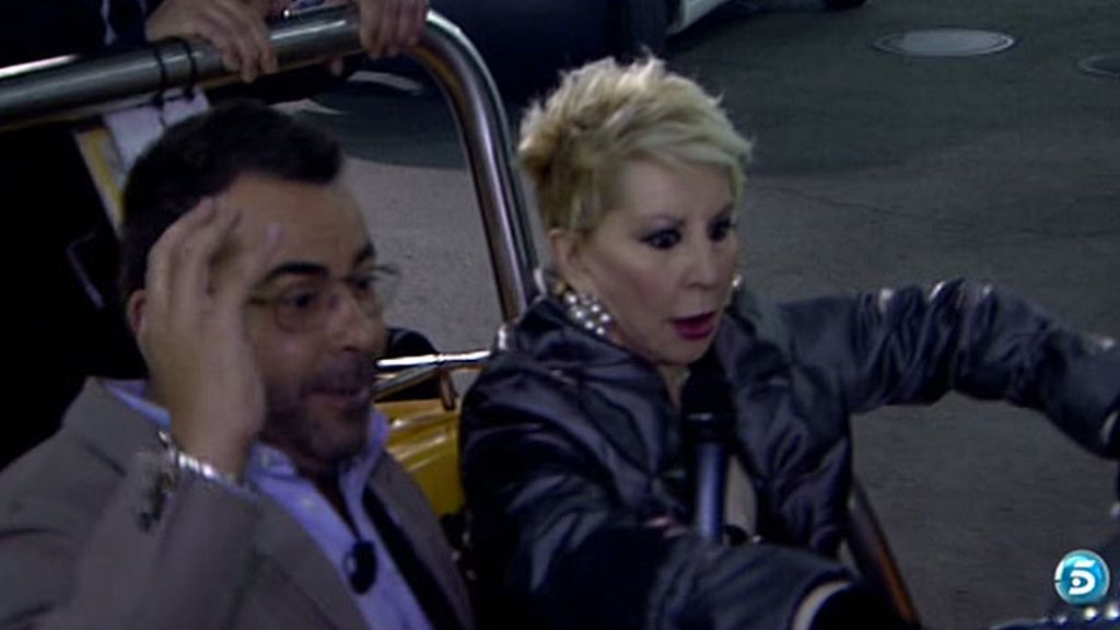 J.J. y los Kikos no tienen miedo y se montan en el mini-coche con la periodista