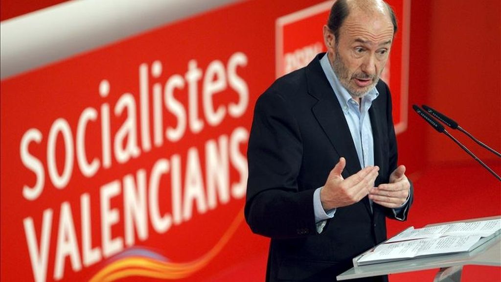El vicepresidente primero del Gobierno, Alfredo Pérez Rubalcaba, durante su intervención en la convención autonómica de los socialistas valencianos, que se celebra hoy en Valencia bajo el lema "La hora de la dignidad". EFE