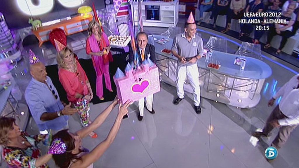 Una piñata, una tarta y una corona para celebrar el 80 cumpleaños de Jaime Peñafiel