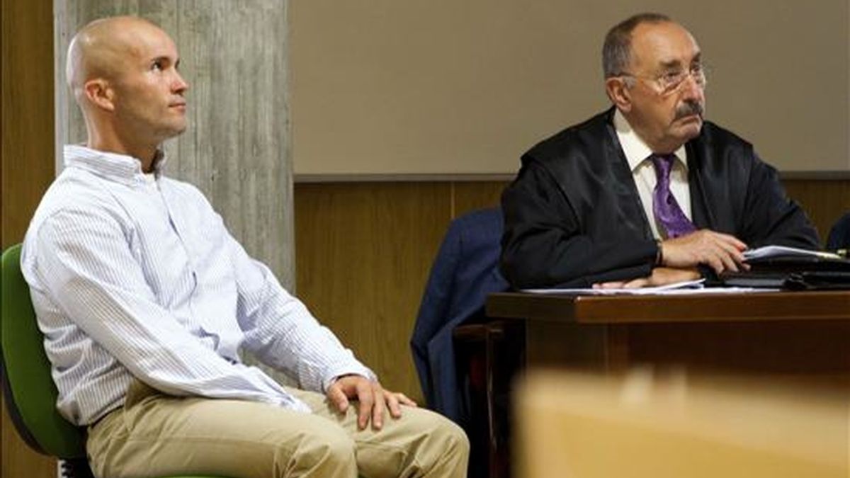 Jacobo Piñeiro Rial (i), acusado de asesinar a dos jóvenes homosexuales en un piso de la calle Oporto de Vigo en el verano de 2006, durante la última jornada de la vista oral del juicio contra él en los Juzgados de Vigo junto a su abogado, Gerardo Acosta. EFE