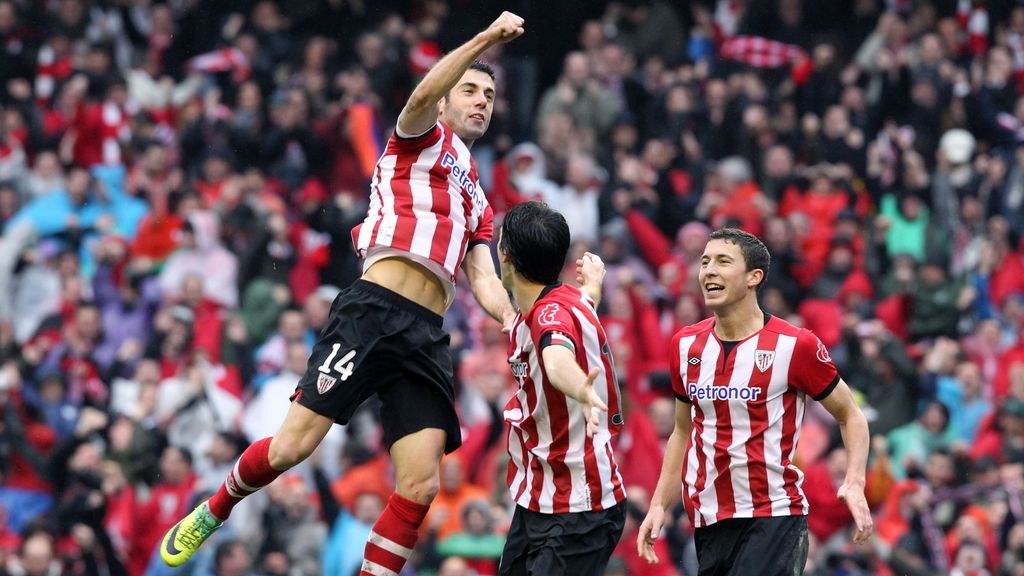 El centrocampista del Athletic de Bilbao Markel Susaeta celebra su primer gol junto a sus compañeros Andoni Iraola y Óscar de Marcos