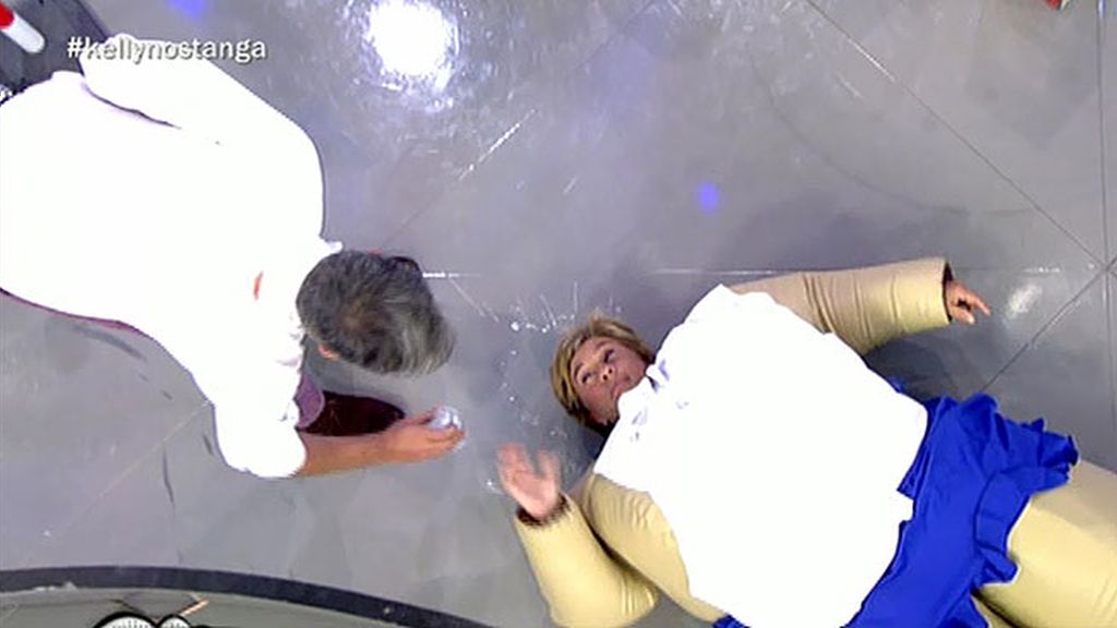 Vestida con un traje de sumo, Chelo acaba tumbada en el suelo