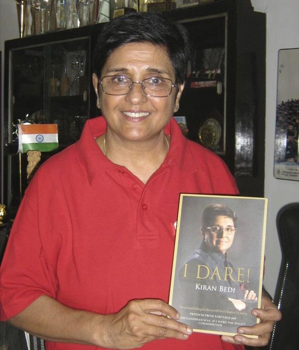 La primera mujer policía india, Kiran Bedi, posa en su despacho de Nueva Delhi sosteniendo un ejemplar de su biografía titulada 'I dare' (Me atrevo). EFE/Archivo