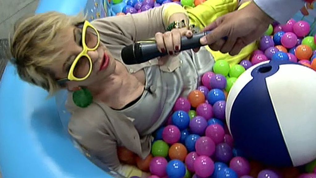 Kiko Hernández y Kiko Matamoros pasean a Karmele Marchante en piscina