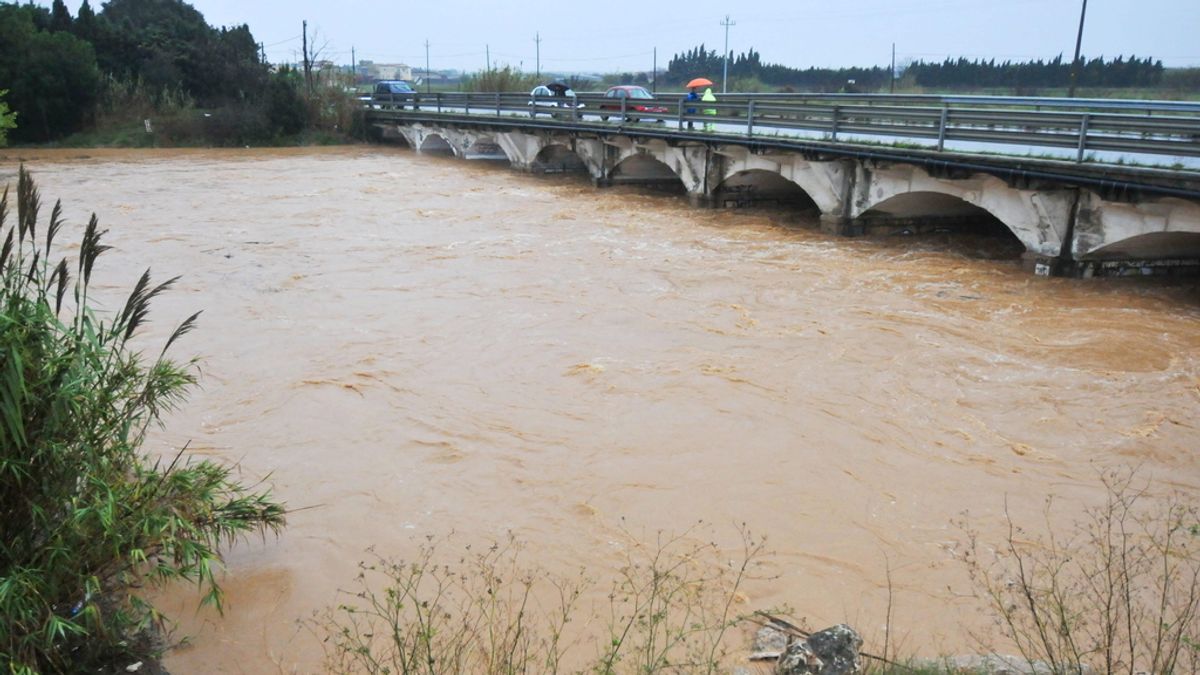 Varias carreteras de la demarcación de Girona, entre ellas la N-II y la C-31, se mantienen cortadas a causa de los efectos de las fuertes lluvias