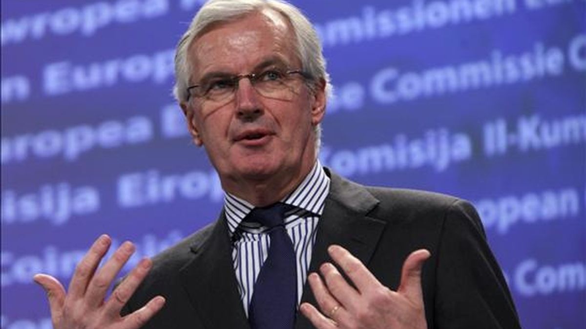 El comisario europeo de Mercado Interior y Servicios, Michel Barnier, durante una rueda de prensa en la sede de la Comisión Europea en Bruselas, Bélgica, hoy, miércoles 08 de diciembre de 2010. Barnier presentó un plan de la Comisión Europea para reforzar las sanciones en el sector de servicios financieros. EFE