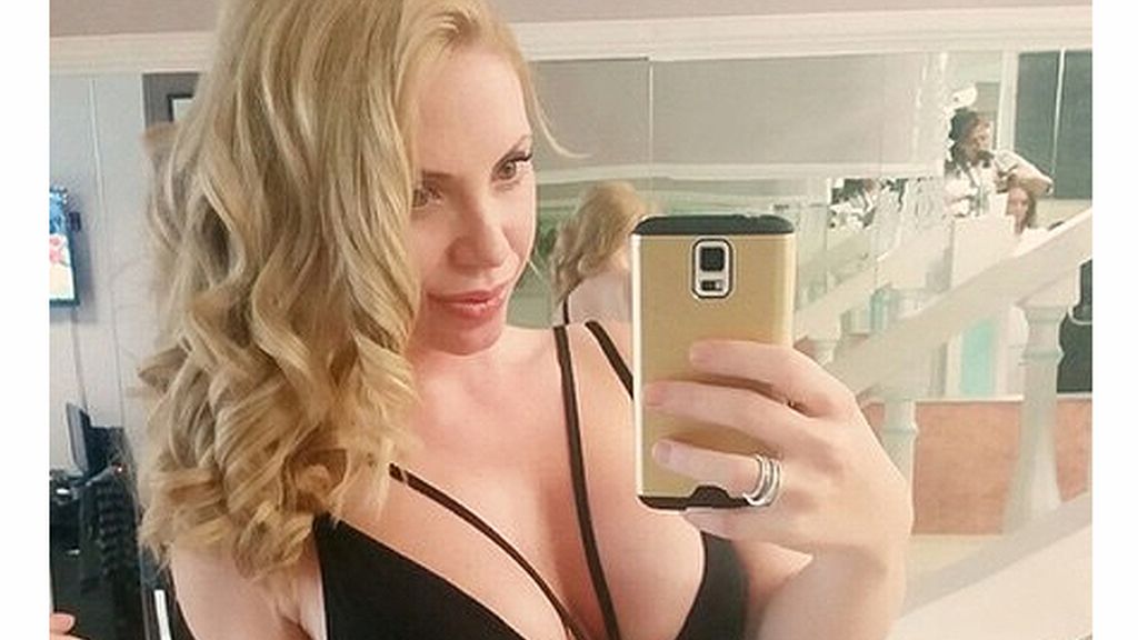 La extronista luce feliz su tripita premamá