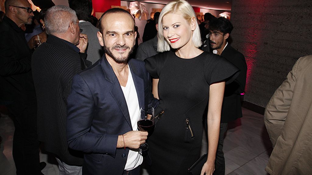 Juan Carlos Fernández de The 2nd Skin Co, posando con Maya Hansen