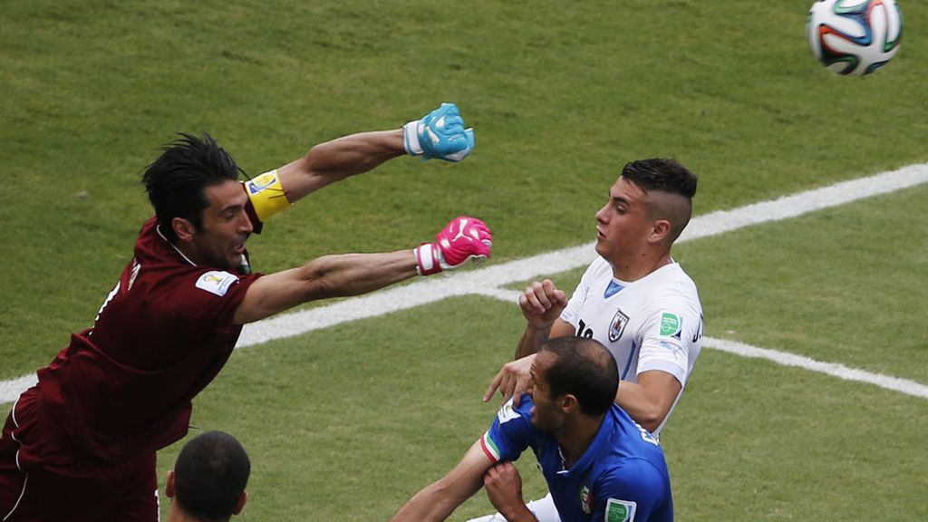 Uruguay vence en la batalla de Natal, pasa a octavos y deja a Italia fuera del Mundial 2014 (0-1)