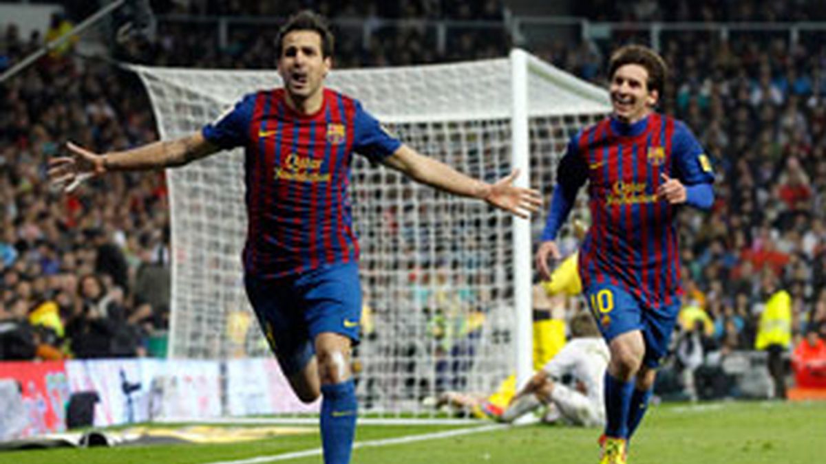 Fábregas celebra su gol, tercero del Barça, en el Bernabéu