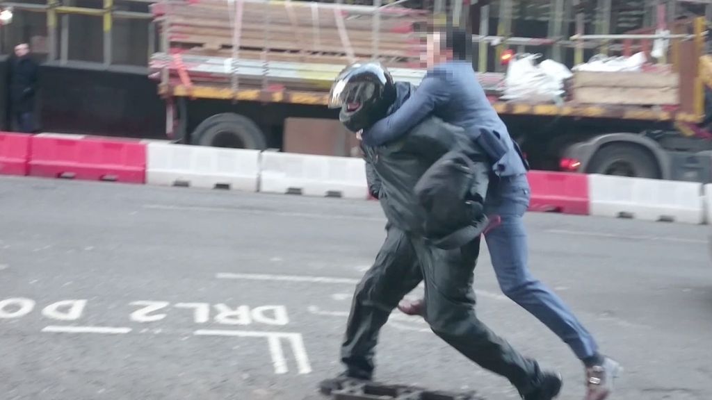 El dueño de la joyería trata de atajar al ladrón