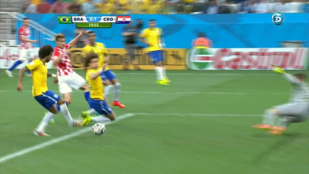 Marcelo quiso despejar con una pierna y metió el gol con la otra