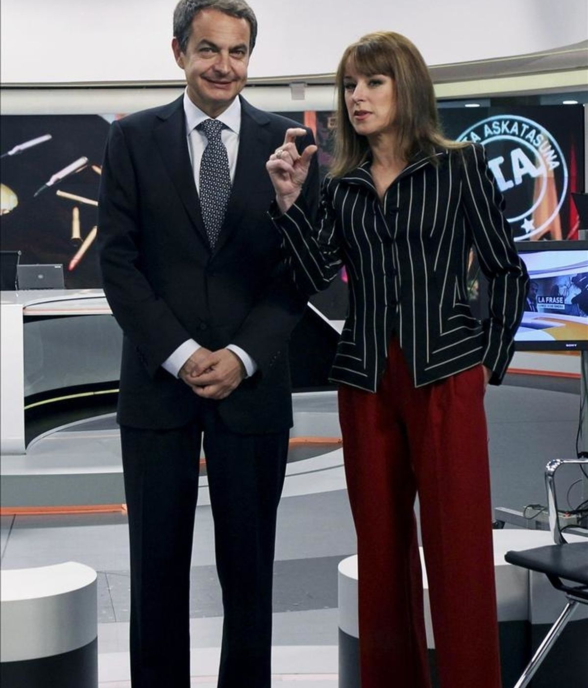 José Luis Rodriguez Zapatero, acompañado por la directora de informativos de Antena 3, Gloria Lomana, en los momentos previos a la entrevista que el presidente del gobierno. EFE
