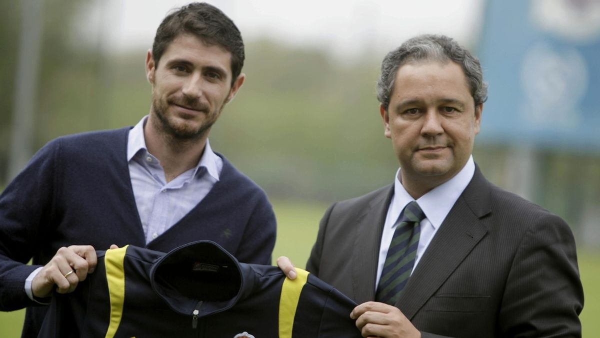 Víctor Sánchez del Amo, nuevo entrenador del Deportivo, posa con el presidente del club, Tino Fernández