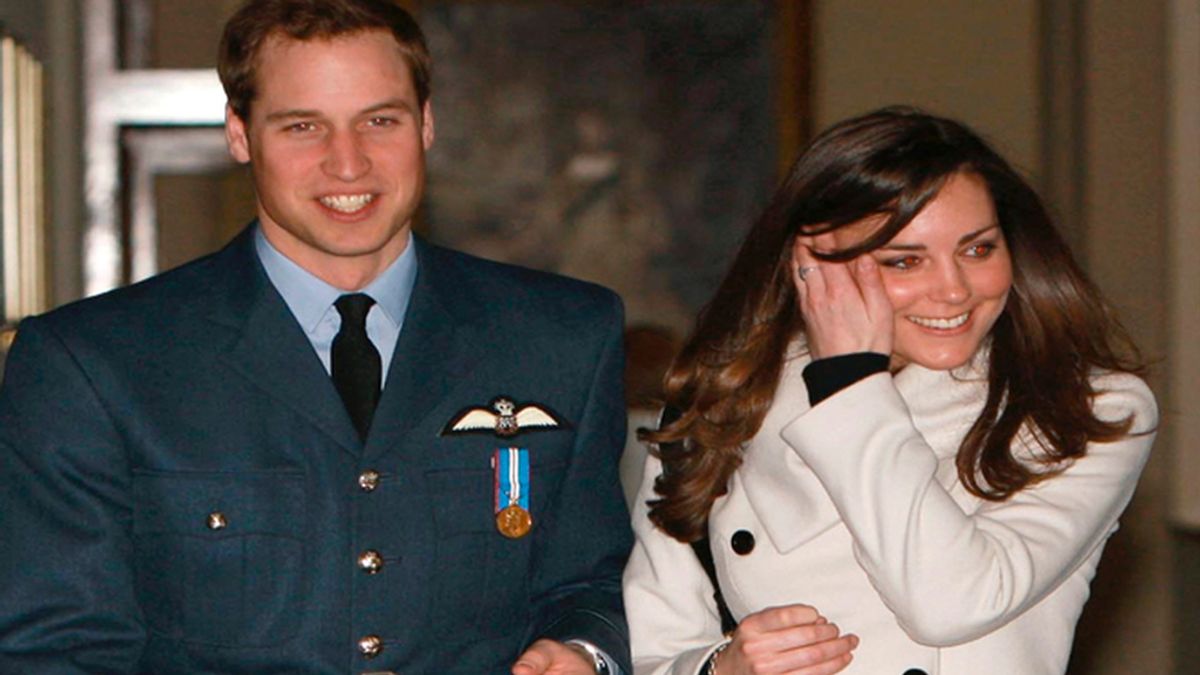 El príncipe Guillermo se casará con su  novia Kate Middleton el próximo año en Londres