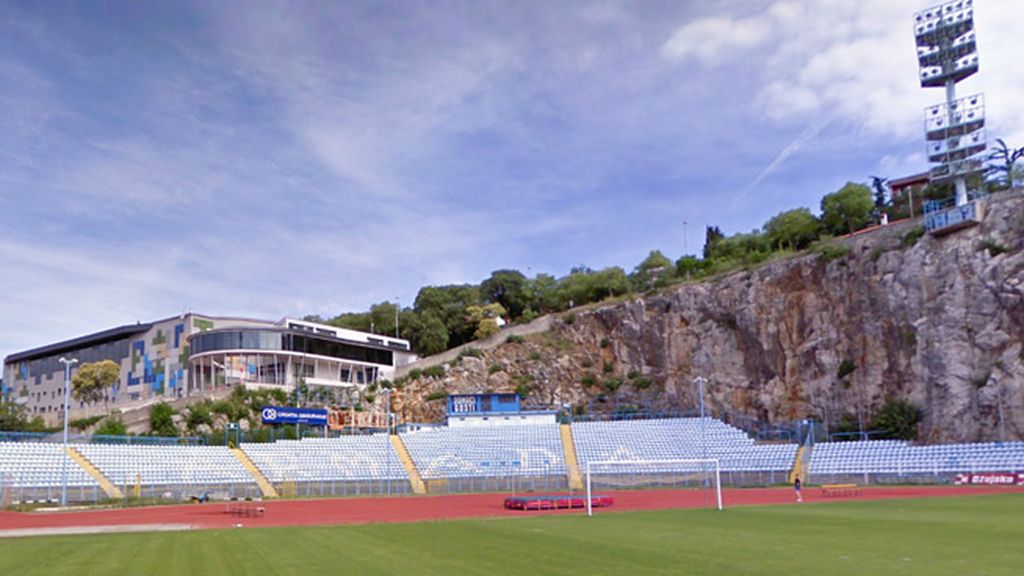 Kantrida, un estadio diferente en un acantilado de piedra con vistas al mar