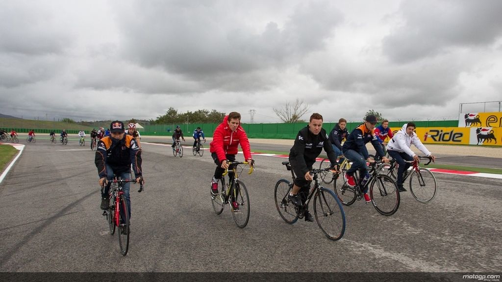 Los pilotos dieron una vuelta en bicicleta en recuerdo de Simoncelli