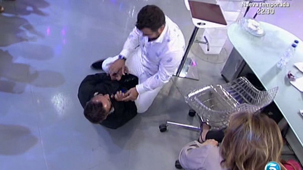 Colaborador y presentador acaban en el suelo