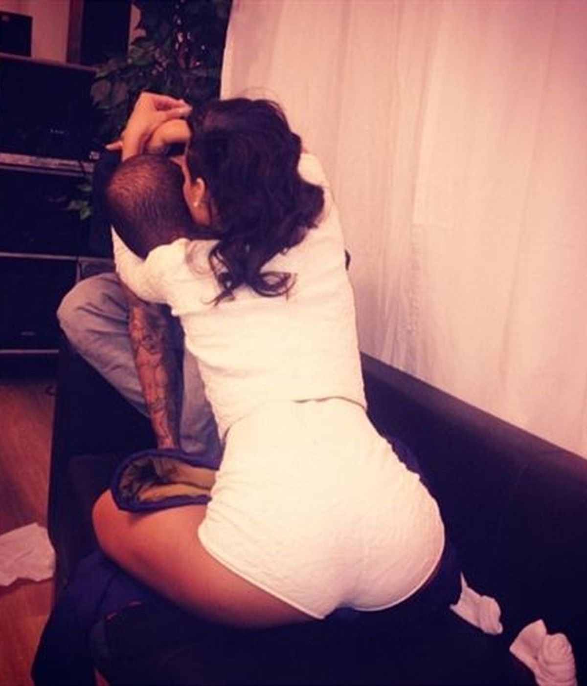 Rihanna y Chris Brown, el beso que confirma su relación
